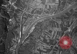Standbild strafing Aziso Viadukt Italien, 1944, aus Sekunde 16 historischem Filmmaterial Videoclip 65675045993