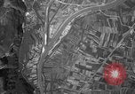 Standbild strafing Aziso Viadukt Italien, 1944, aus Sekunde 21 historischem Filmmaterial Videoclip 65675045993