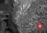 Standbild strafing Aziso Viadukt Italien, 1944, aus Sekunde 25 historischem Filmmaterial Videoclip 65675045993