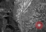 Standbild strafing Aziso Viadukt Italien, 1944, aus Sekunde 26 historischem Filmmaterial Videoclip 65675045993