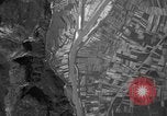 Standbild strafing Aziso Viadukt Italien, 1944, aus Sekunde 27 historischem Filmmaterial Videoclip 65675045993