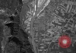 Standbild strafing Aziso Viadukt Italien, 1944, aus Sekunde 28 historischem Filmmaterial Videoclip 65675045993