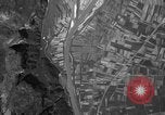 Standbild strafing Aziso Viadukt Italien, 1944, aus Sekunde 29 historischem Filmmaterial Videoclip 65675045993