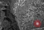 Standbild strafing Aziso Viadukt Italien, 1944, aus Sekunde 30 historischem Filmmaterial Videoclip 65675045993