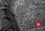 Standbild strafing Aziso Viadukt Italien, 1944, aus Sekunde 31 historischem Filmmaterial Videoclip 65675045993
