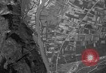 Standbild strafing Aziso Viadukt Italien, 1944, aus Sekunde 33 historischem Filmmaterial Videoclip 65675045993