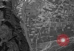 Standbild strafing Aziso Viadukt Italien, 1944, aus Sekunde 34 historischem Filmmaterial Videoclip 65675045993