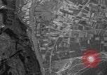 Standbild strafing Aziso Viadukt Italien, 1944, aus Sekunde 35 historischem Filmmaterial Videoclip 65675045993