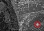 Standbild strafing Aziso Viadukt Italien, 1944, aus Sekunde 42 historischem Filmmaterial Videoclip 65675045993