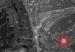 Standbild strafing Aziso Viadukt Italien, 1944, aus Sekunde 47 historischem Filmmaterial Videoclip 65675045993