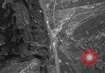 Standbild strafing Aziso Viadukt Italien, 1944, aus Sekunde 49 historischem Filmmaterial Videoclip 65675045993