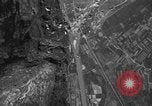 Standbild strafing Aziso Viadukt Italien, 1944, aus Sekunde 53 historischem Filmmaterial Videoclip 65675045993