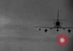 Standbild strafing Vietnam, 1965, aus Sekunde 3 historischem Filmmaterial Videoclip 65675045994