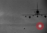 Standbild strafing Vietnam, 1965, aus Sekunde 4 historischem Filmmaterial Videoclip 65675045994