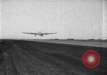Standbild Test der B-17 müden Willy drone BQ-7 Rakete Wendover, Utah USA, 1944, aus Sekunde 36 historischem Filmmaterial Videoclip 65675046012