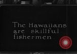 Image la population hawaïenne la pêche et le surf Honolulu Hawaii USA, 1924, de la seconde 3 séquences d'archives historiques vidéo 65675046043