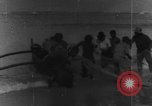 Image la population hawaïenne la pêche et le surf Honolulu Hawaii USA, 1924, de la seconde 5 séquences d'archives historiques vidéo 65675046043
