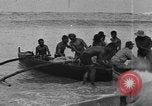Image la population hawaïenne la pêche et le surf Honolulu Hawaii USA, 1924, de la seconde 7 séquences d'archives historiques vidéo 65675046043