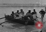 Image la population hawaïenne la pêche et le surf Honolulu Hawaii USA, 1924, de la seconde 8 séquences d'archives historiques vidéo 65675046043