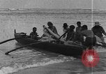Image la population hawaïenne la pêche et le surf Honolulu Hawaii USA, 1924, de la seconde 10 séquences d'archives historiques vidéo 65675046043
