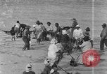 Image la population hawaïenne la pêche et le surf Honolulu Hawaii USA, 1924, de la seconde 13 séquences d'archives historiques vidéo 65675046043