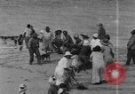 Image la population hawaïenne la pêche et le surf Honolulu Hawaii USA, 1924, de la seconde 15 séquences d'archives historiques vidéo 65675046043