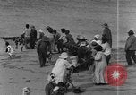 Image la population hawaïenne la pêche et le surf Honolulu Hawaii USA, 1924, de la seconde 16 séquences d'archives historiques vidéo 65675046043