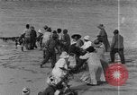 Image la population hawaïenne la pêche et le surf Honolulu Hawaii USA, 1924, de la seconde 17 séquences d'archives historiques vidéo 65675046043