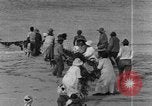 Image la population hawaïenne la pêche et le surf Honolulu Hawaii USA, 1924, de la seconde 18 séquences d'archives historiques vidéo 65675046043