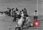 Image la population hawaïenne la pêche et le surf Honolulu Hawaii USA, 1924, de la seconde 19 séquences d'archives historiques vidéo 65675046043