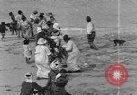 Image la population hawaïenne la pêche et le surf Honolulu Hawaii USA, 1924, de la seconde 21 séquences d'archives historiques vidéo 65675046043