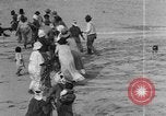 Image la population hawaïenne la pêche et le surf Honolulu Hawaii USA, 1924, de la seconde 22 séquences d'archives historiques vidéo 65675046043