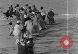 Image la population hawaïenne la pêche et le surf Honolulu Hawaii USA, 1924, de la seconde 23 séquences d'archives historiques vidéo 65675046043