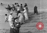 Image la population hawaïenne la pêche et le surf Honolulu Hawaii USA, 1924, de la seconde 24 séquences d'archives historiques vidéo 65675046043