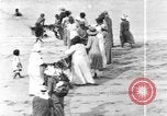 Image la population hawaïenne la pêche et le surf Honolulu Hawaii USA, 1924, de la seconde 25 séquences d'archives historiques vidéo 65675046043
