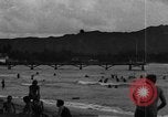Image la population hawaïenne la pêche et le surf Honolulu Hawaii USA, 1924, de la seconde 28 séquences d'archives historiques vidéo 65675046043