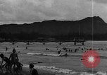 Image la population hawaïenne la pêche et le surf Honolulu Hawaii USA, 1924, de la seconde 29 séquences d'archives historiques vidéo 65675046043