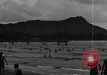 Image la population hawaïenne la pêche et le surf Honolulu Hawaii USA, 1924, de la seconde 31 séquences d'archives historiques vidéo 65675046043