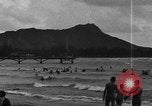 Image la population hawaïenne la pêche et le surf Honolulu Hawaii USA, 1924, de la seconde 33 séquences d'archives historiques vidéo 65675046043