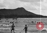 Image la population hawaïenne la pêche et le surf Honolulu Hawaii USA, 1924, de la seconde 35 séquences d'archives historiques vidéo 65675046043