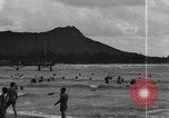Image la population hawaïenne la pêche et le surf Honolulu Hawaii USA, 1924, de la seconde 36 séquences d'archives historiques vidéo 65675046043