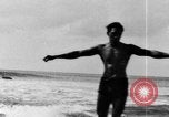 Image la population hawaïenne la pêche et le surf Honolulu Hawaii USA, 1924, de la seconde 47 séquences d'archives historiques vidéo 65675046043