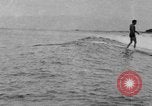 Image la population hawaïenne la pêche et le surf Honolulu Hawaii USA, 1924, de la seconde 55 séquences d'archives historiques vidéo 65675046043
