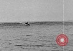 Image la population hawaïenne la pêche et le surf Honolulu Hawaii USA, 1924, de la seconde 57 séquences d'archives historiques vidéo 65675046043