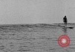 Image la population hawaïenne la pêche et le surf Honolulu Hawaii USA, 1924, de la seconde 60 séquences d'archives historiques vidéo 65675046043