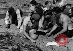 Image Recherche d'Ambergris sur une plage Bolinas Beach California USA, 1934, de la seconde 8 séquences d'archives historiques vidéo 65675046047