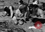 Image Recherche d'Ambergris sur une plage Bolinas Beach California USA, 1934, de la seconde 12 séquences d'archives historiques vidéo 65675046047