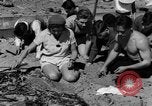 Image Recherche d'Ambergris sur une plage Bolinas Beach California USA, 1934, de la seconde 14 séquences d'archives historiques vidéo 65675046047