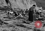 Image Recherche d'Ambergris sur une plage Bolinas Beach California USA, 1934, de la seconde 16 séquences d'archives historiques vidéo 65675046047