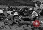 Image Recherche d'Ambergris sur une plage Bolinas Beach California USA, 1934, de la seconde 19 séquences d'archives historiques vidéo 65675046047